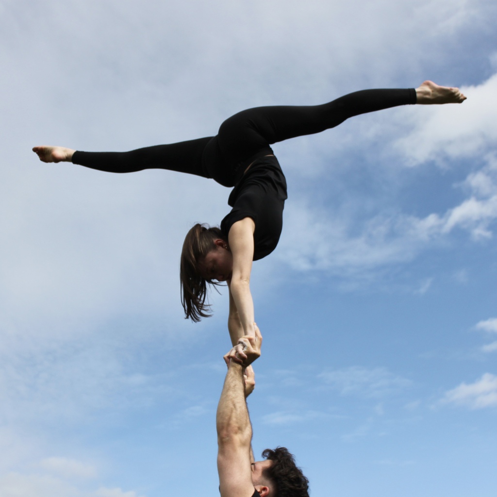 Valentin und Mira vom Akrobatik Duo Valyra bei einer Hand-to-Hand Hebefigur